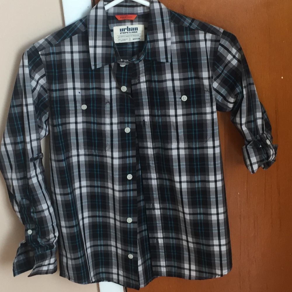 ➡️2/$25❗️⬅️Youth size boy’s button down shirt 💙